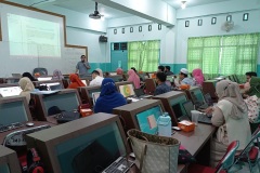 Narasumber Andre Hasudungan Lubis, S.Ti., M.Sc menyampaikan materi Turnitin