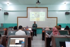 Narasumber Sutrisno, ST., M.T. penyampaian materi Mendeley References