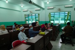 Narasumber memberikan pemaparan materi workshop